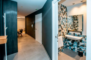 Entrada baño adaptado apartamento Castella B