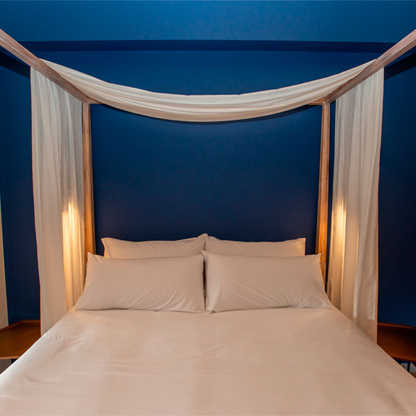 Detalle cama con dosel suite Matarraña
